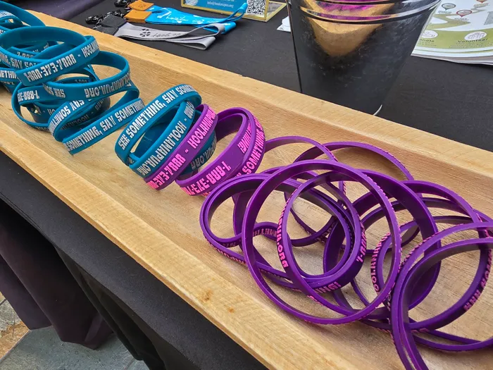 CustomStickersNow.Com - Embossed Printed